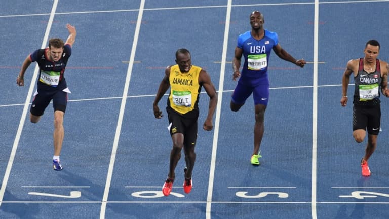 Le Jamaïcain Usain Bolt remporte la finale du 200 m devant le Canadien André De Grasse (d) et le Français Christophe Lemaître (g), lors des Jeux olympiques de Rio, le 18 août 2016