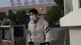 Un homme sort du Wuhan Medical Treatment Center, où un homme mort d'une mystérieuse pneumonie était traité, à Wuhan, en Chine, le 12 janvier 2020