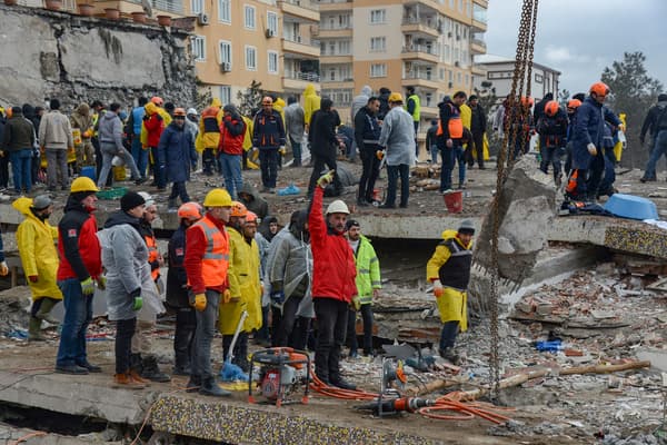 Des sauveteurs cherchent des victimes et des survivants dans les décombres de bâtiments, un jour après qu'un séisme de magnitude 7,8 ait frappé le sud-est du pays, à Diyarbakir, le 7 février 2023.
