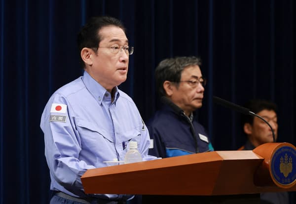 Le Premier ministre japonais Fumio Kishida (à gauche) tient une conférence de presse fictive à Tokyo lors de la Journée de la prévention des catastrophes, le 1er septembre 2023
