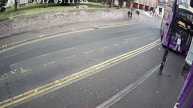 L'homme est collé sur le pare-brise, à droite de l'image capturée par la vidéosurveillance.