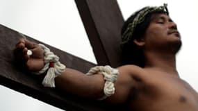 Candidat au crucifiement lors des traditionnelles cérémonies du vendredi saint aux Philippines.