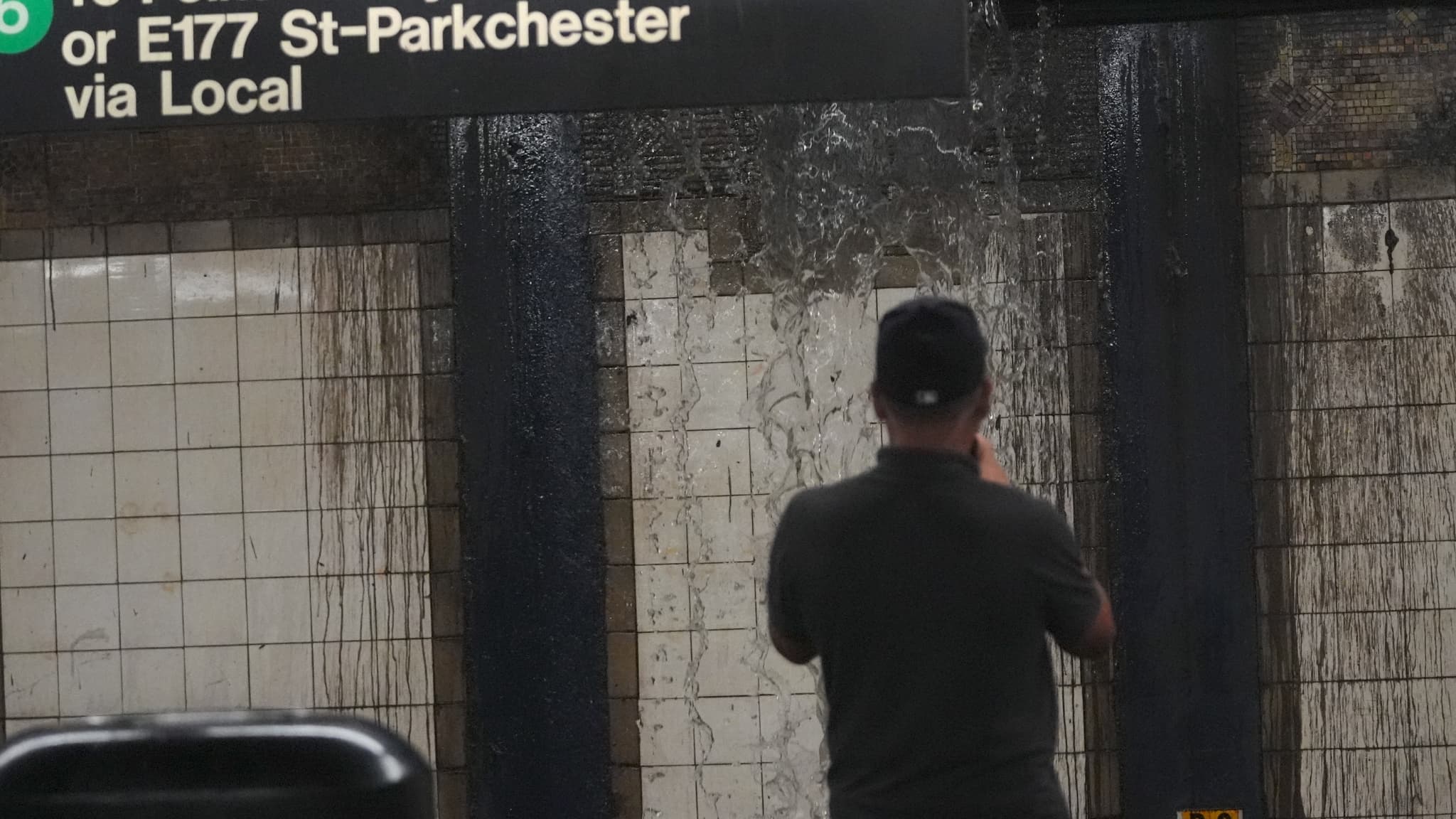 The water leaves the New York subway walls after heavy rains, this Thursday, July 31. The water leaves the New York subway walls after heavy rains, this Thursday, July 31.