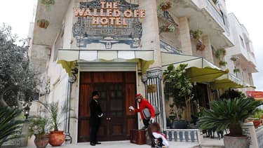 Ses chambres, au nombre de quatre dont une suite présidentielle, donnent en effet directement sur le fameux mur, l'une des matérialisations les plus emblématiques d'un conflit vieux de presque 70 ans. 
