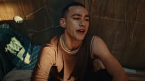 Olly Alexander dans le clip de "Dizzy"