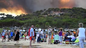 Les vacanciers regardent les flammes s'approcher de la plage de Bormes-les-Mimosas, le 26 juillet 2017