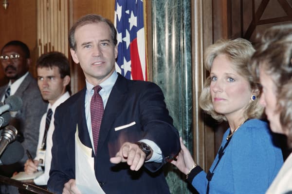 Joe Biden lors de l'annonce de sa candidature à la primaire démocrate en 1987. Joe Biden lors de l'annonce de sa candidature à la primaire démocrate en 1987.