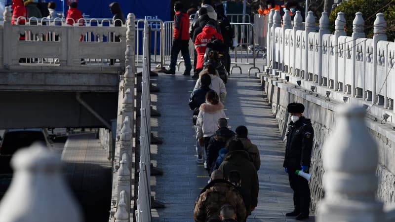 Des habitants de Pékin font la queue pour procéder à un dépistage au Covid-19, lundi 11 janvier 2021