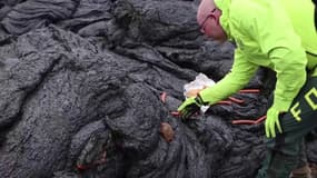 Ces Islandais cuisent des hot-dogs sur la lave encore brûlante d'un volcan
