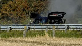 Le véhicule du suspect, fumant après les tirs des policiers.