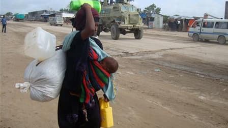 Une réfugiée somalienne à son arrivée à Mogadiscio. Les réfugiés somaliens pris entre famine et guerre civile exhortent les organisations internationales à augmenter la distribution de denrées, compromise par l'escalade des combats dans la capitale. /Phot