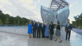 François Hollande entouré de monsieur et madame Arnault ainsi que de Frank Gehry à l'occasion de l'inauguration de la Fondation Louis Vuitton.