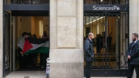 Des étudiants se préparent à quitter l'Institut d'études politiques (Sciences Po Paris) à manifester contre la guerre d'Israël dans la bande de Gaza, à Paris, le 8 octobre 2024.