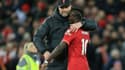 L'entraîneur allemand de Liverpool Jurgen Klopp félicite l'attaquant sénégalais Sadio Mané, auteur de l'unique but de la victoire à domicile face à West Ham, lors de la 28e journée de Premier League, le 5 mars 2022 au Stade d'Anfield Road