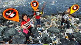 Des volontaires pour la défense de l'environnement militent pour l'interdiction des sacs plastiques à Manille aux Philippines, le 3 juillet 2014.