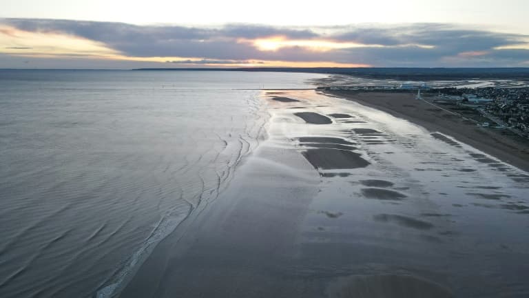 Vue aérienne de la plage de Riva-Bella, appelée aussi Sword Beach, à Ouistreham, le 28 mars 2024 dans le Calvados