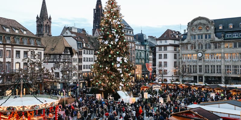 Le marché de Noël a ouvert ses portes à Strasbourg le 27 novembre 2024.