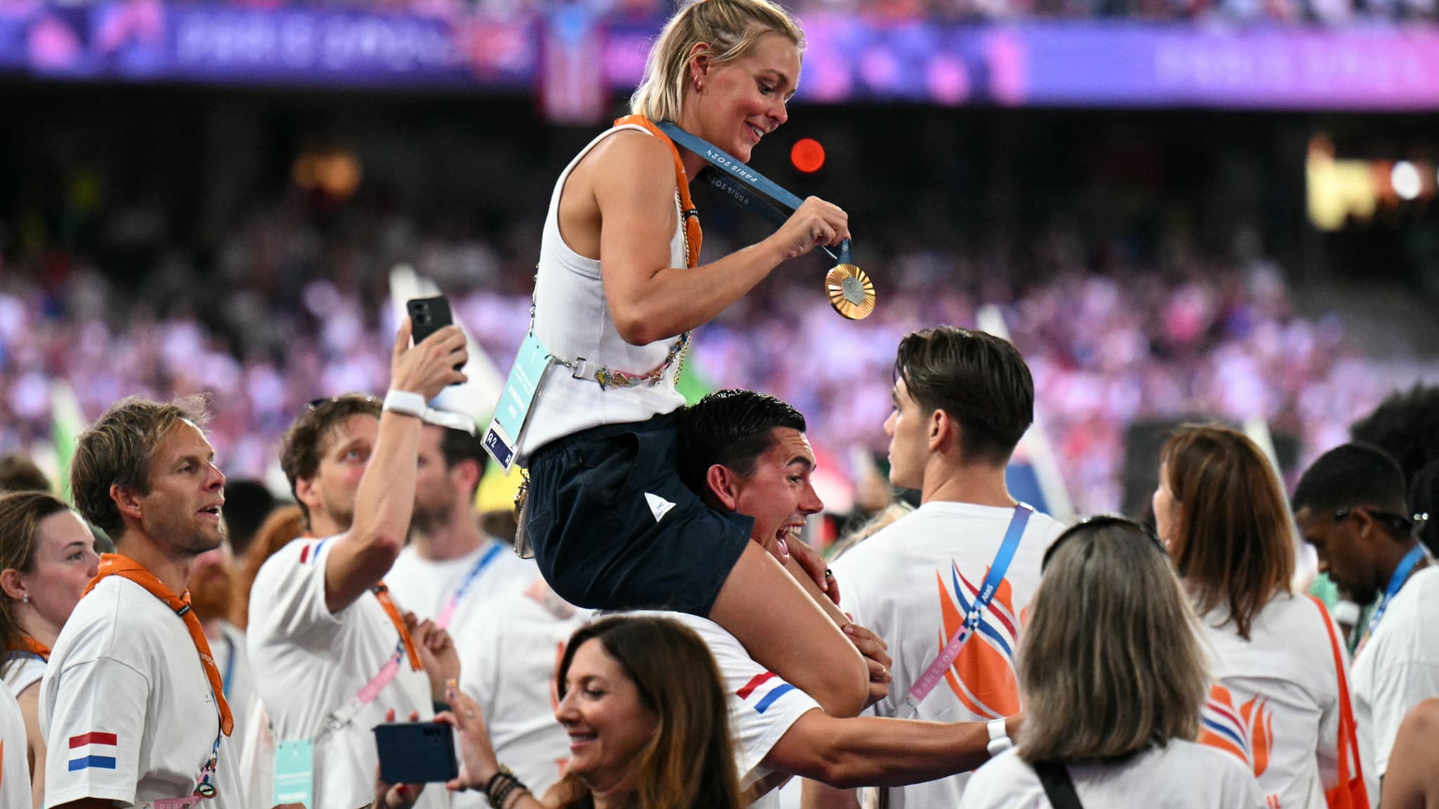 La nageuse Sharon Van Rouwendaal lors de la cérémonie de clôture des JO 2024. La nageuse Sharon Van Rouwendaal lors de la cérémonie de clôture des JO 2024.