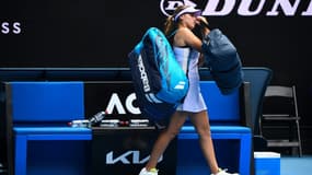 La joueuse américaine Sofia Kenin quitte le court après son élimination au 2e tour de l'Open d'Australie, le 11 février 2021 à Melbourne