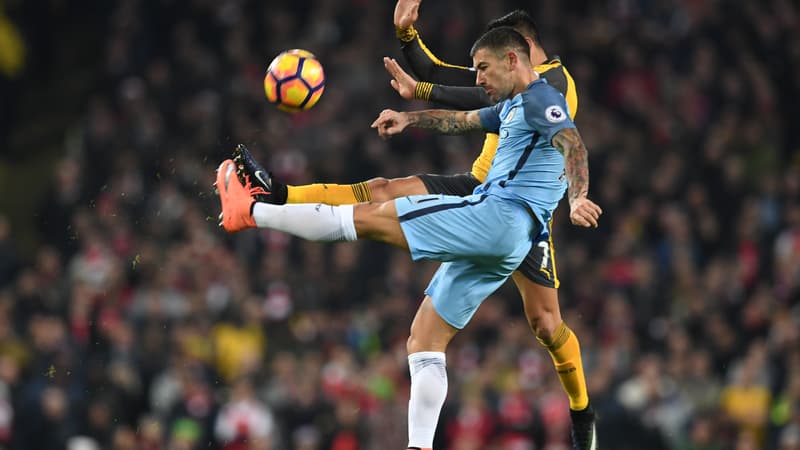 Le joueur d'Arsenal Alexis Sanchez caché par Kolarov de Manchester City
