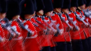 Des membres des Coldstream Guards participent à la revue du colonel sur la Horse Guards Parade à Londres, le 8 juin 2024, avant la parade de l'anniversaire du roi.