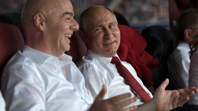 Vladimir Poutine et le président de la Fifa Gianni Infantino dans les tribunes lors de la finale de la Coupe du monde, le 15 juillet 2018.