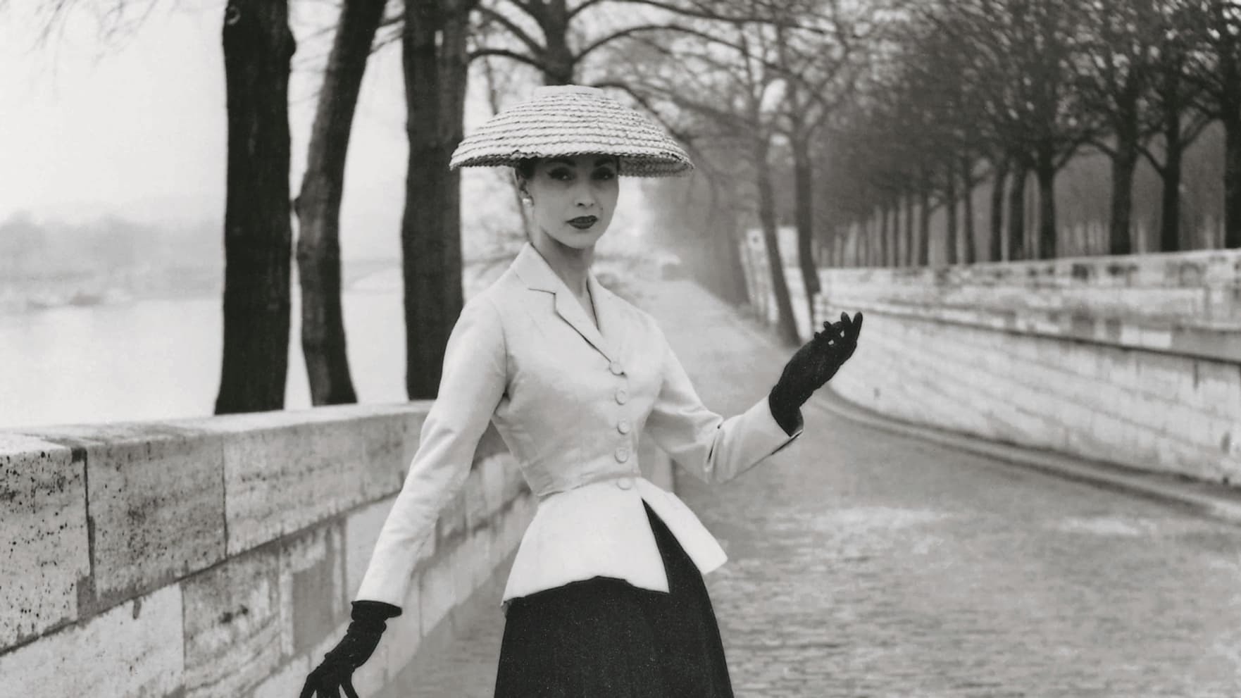 Tailleur Bar, Dior. Association Willy Maywald – Adagp, Paris, 2024 – DACS, Londres, 2018. Ed La Martinière 