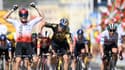 La colère de Wout Van Aert derrière Victor Lafay lors de la 2e étape du Tour de France, le 2 juillet 2023.