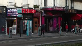 Les sex shops sur le boulevard de Clichy, dans le 9e arrondissement de Paris. 