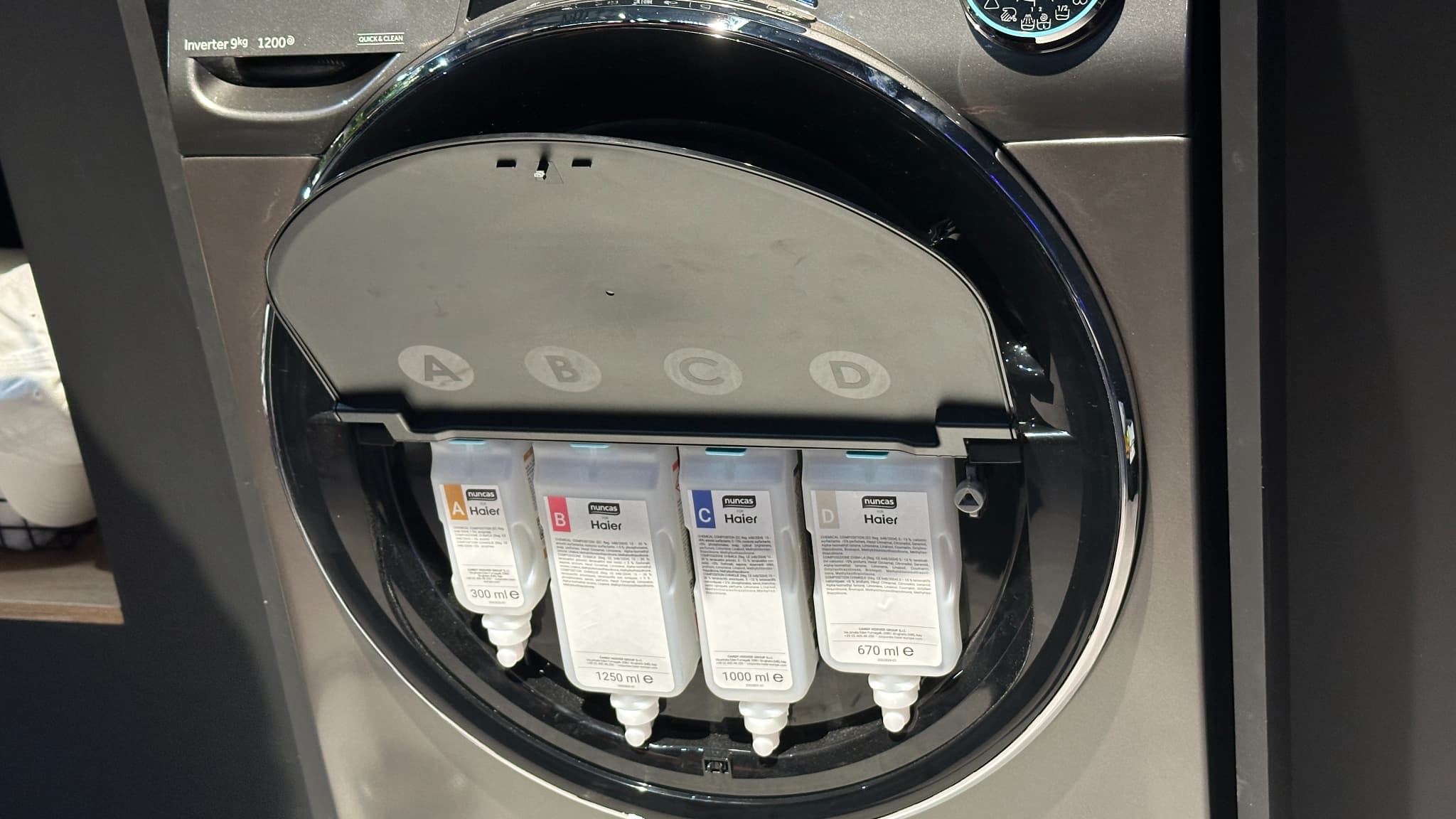 Le lave-linge Washpass d'Haier avec ses réservoirs à détergent Le lave-linge Washpass d'Haier avec ses réservoirs à détergent
