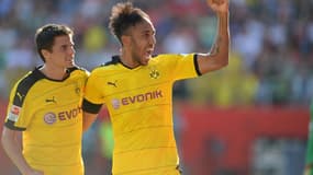 Aubameyang, ici en compagnie de Hoffmann, célèbre le quatrième but de Dortmund.