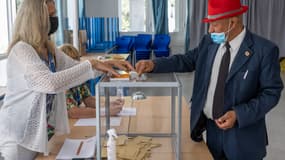 Un électeur français vote à Rabat au Maroc dimanche 5 juin 2022