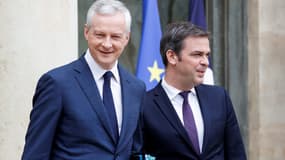 Bruno Le Maire et Olivier Véran, après avoir participé à la réunion hebdomadaire du cabinet, au palais présidentiel de l'Elysée, à Paris, le 8 juin 2022.