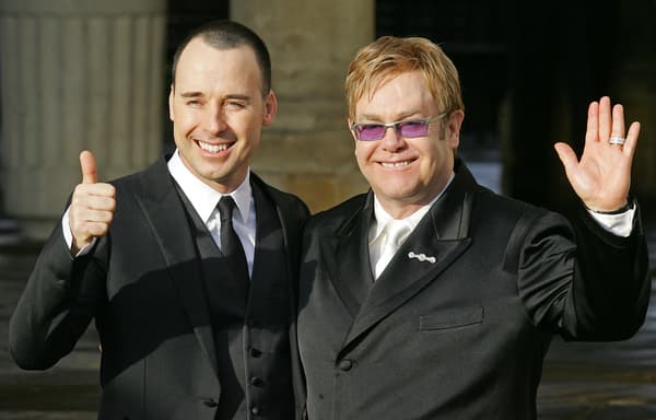 Elton John et son compagnon David Furnish après leur union civile à Windsor (Royaume-Uni), le 21 décembre 2005.