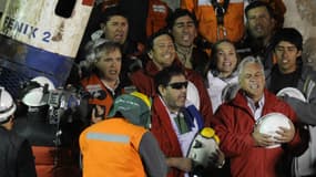 Luis Urzua, au centre, à côté du président chilien Sebastian Pinera.