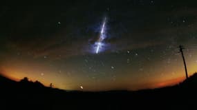 Une météorite passe dans un ciel étoilé (Photo d'illustration)
