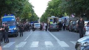 De nombreux policiers sont présents à l'angle de la rue Vernet et de l'avenue des Champs Elysées.