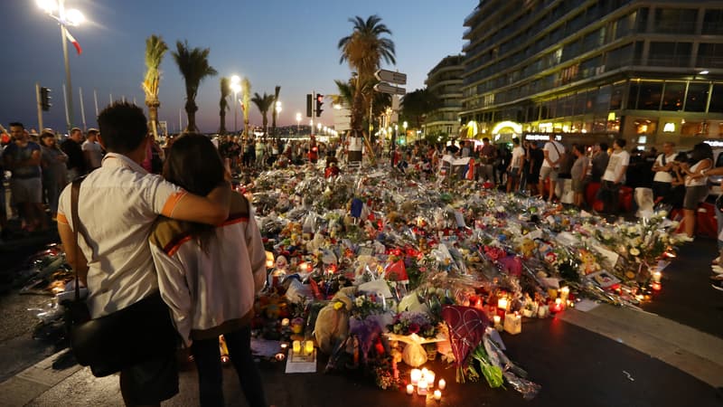 Deux personnes se tiennent devant le mémorial dressé sur la promenade des Anglais à Nice, le 18 juillet 2016, quatre jours après l'attentat ayant fait 84 morts. (Photo d'illustration)