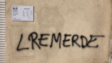 Le mur de la permanence Cécile Rilhac a été tagué.