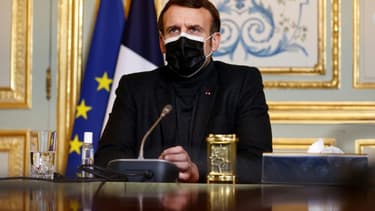 Emmanuel Macron s'entretient en visioconférence avec le directeur général de l'Organisation mondiale de la Santé, Tedros Adhanom Ghebreyesus, le 8 février 2021 à Paris