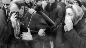 Le 27 décembre 1974, les familles des mineurs de Liévin attendent désespérément des nouvelles de leurs proches, alors qu'une explosion a eu lieu 700 mètres plus bas.