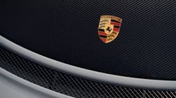 Un logo du constructeur Porsche, qui défend le carburant de synthèse comme solution pour conserver certains moteurs thermiques. 
