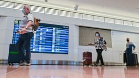 Des touristes arrivent à l'aéroport international de Tokyo-Haneda, le 11 octobre 2022