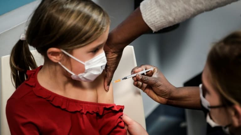 Une enfant reçoit une dose de vaccin Pfizer contre le Covid-19, le 17 décembre 2021 à Paris