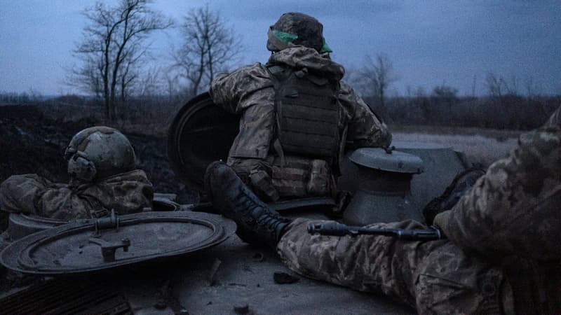 Des soldats ukrainiens près de Bakhmout, dans la région de Donetsk, le 11 mars 2023.