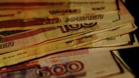 La monnaie russe, le rouble, a chuté de plus de 20% ce mardi. 