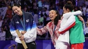 Kimia Alizadeh et Nahid Kiani s'enlacent sur le podium aux JO de Paris 2024.