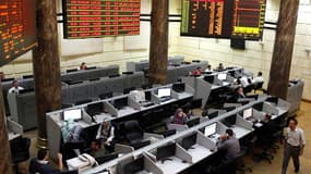 Dimanche, la Bourse du Caire a plongé de près de dix pour cent au premier jour de sa réouverture après la publication, jeudi soir, du décret Morsi qui a pris les Egyptiens par surprise. Jamais les valeurs n'avaient accusé une telle baisse depuis la "révol