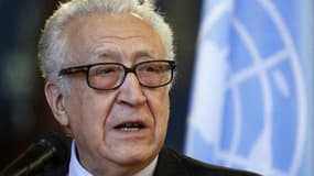 Le médiateur international Lakhdar Brahimi a proposé dimanche que des pourparlers s'engagent dans des locaux des Nations unies entre "une délégation acceptable" du régime syrien et les insurgés. /Photo prise le 29 décembre 2012/REUTERS/Sergei Karpukhin