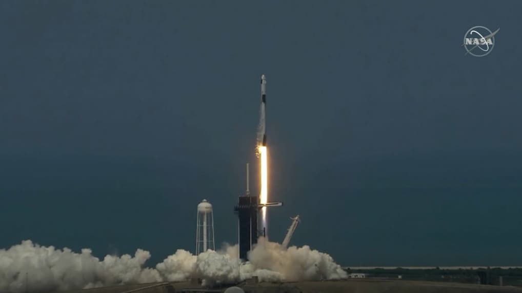 le lancement du vaisseau SpaceX le lancement du vaisseau SpaceX